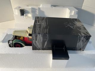 Franklin Mint Precision Models 2005 Christmas Truck 1:24 Scale